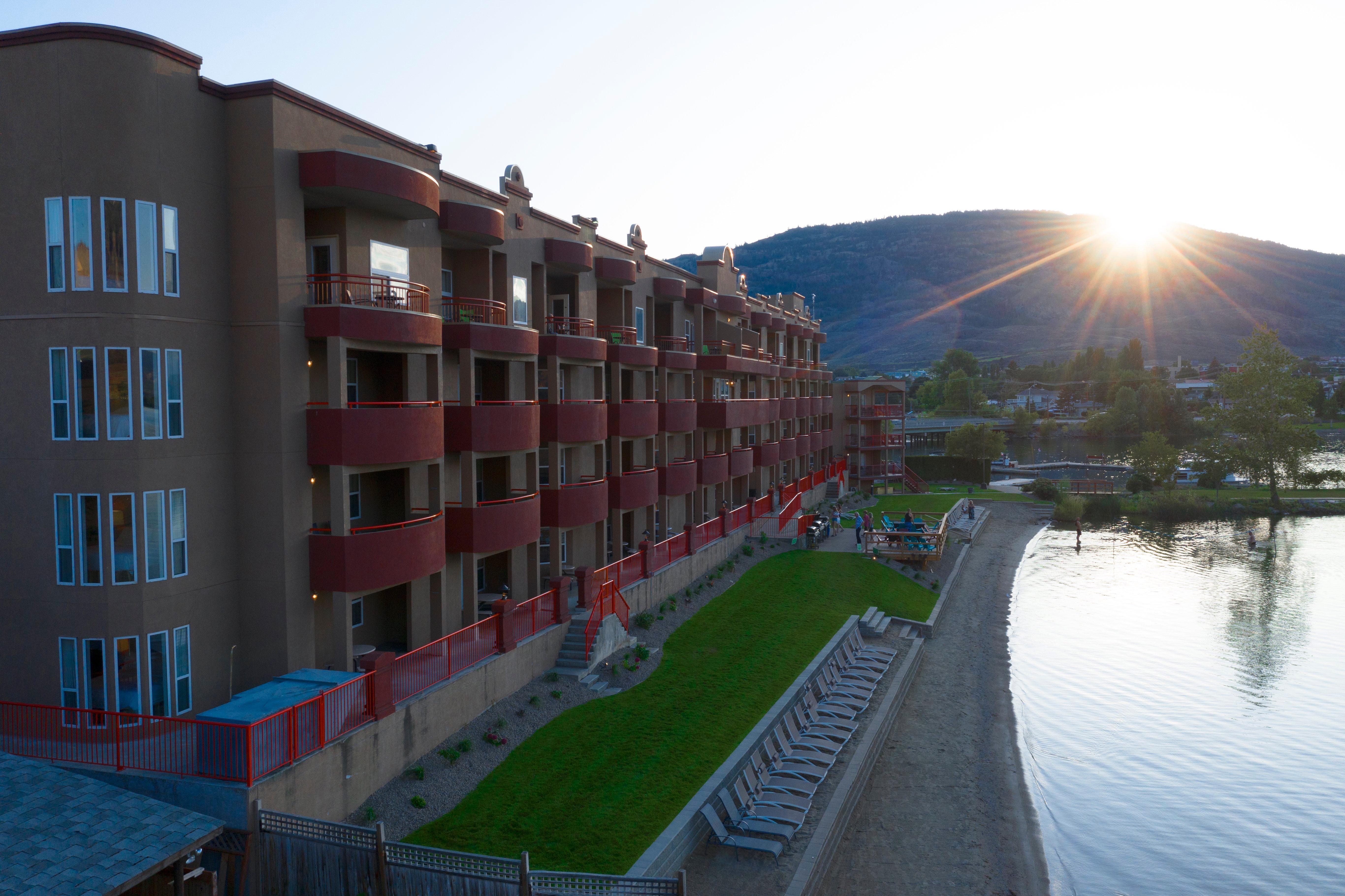 Holiday Inn Hotel & Suites Osoyoos By Ihg Екстериор снимка