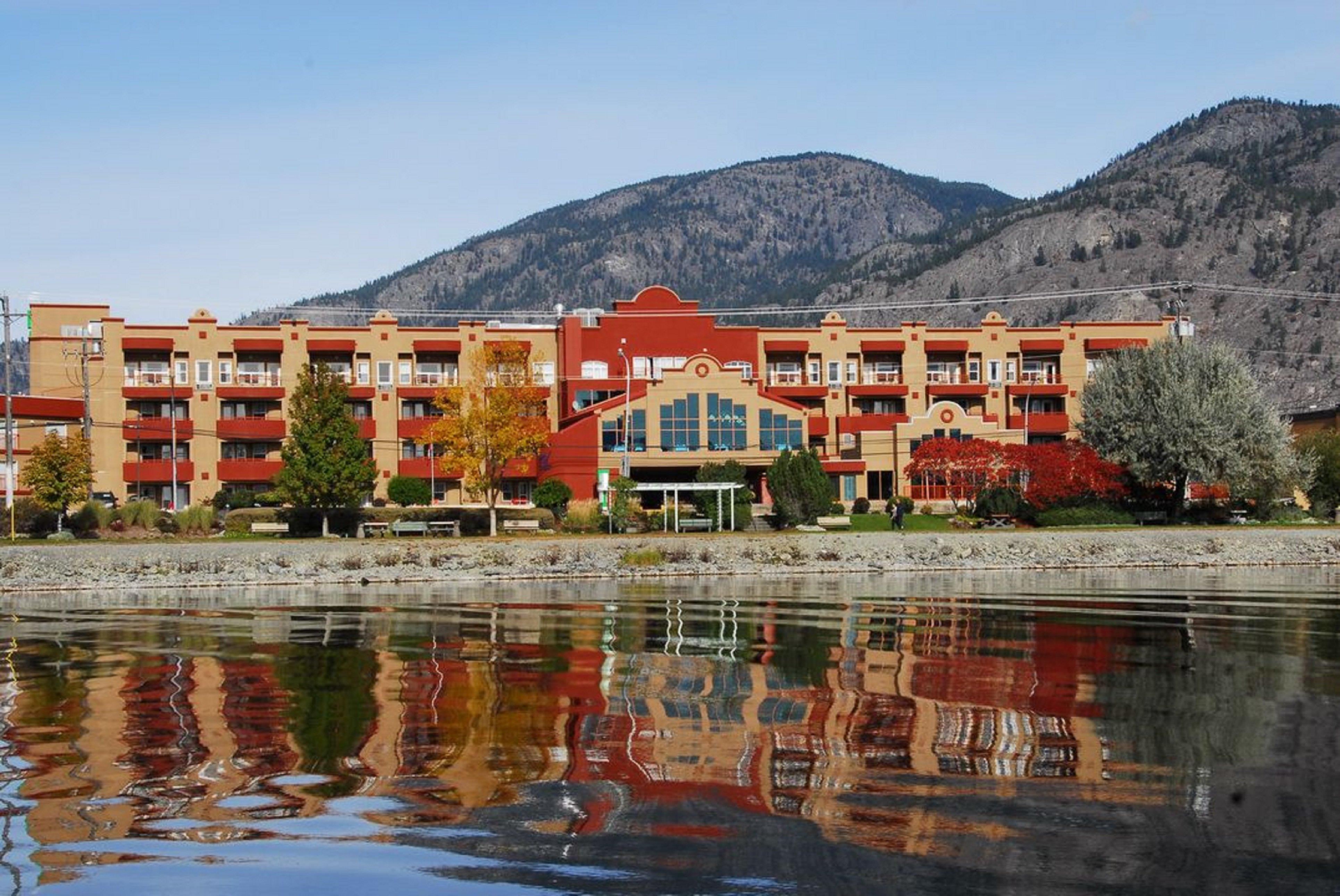 Holiday Inn Hotel & Suites Osoyoos By Ihg Екстериор снимка