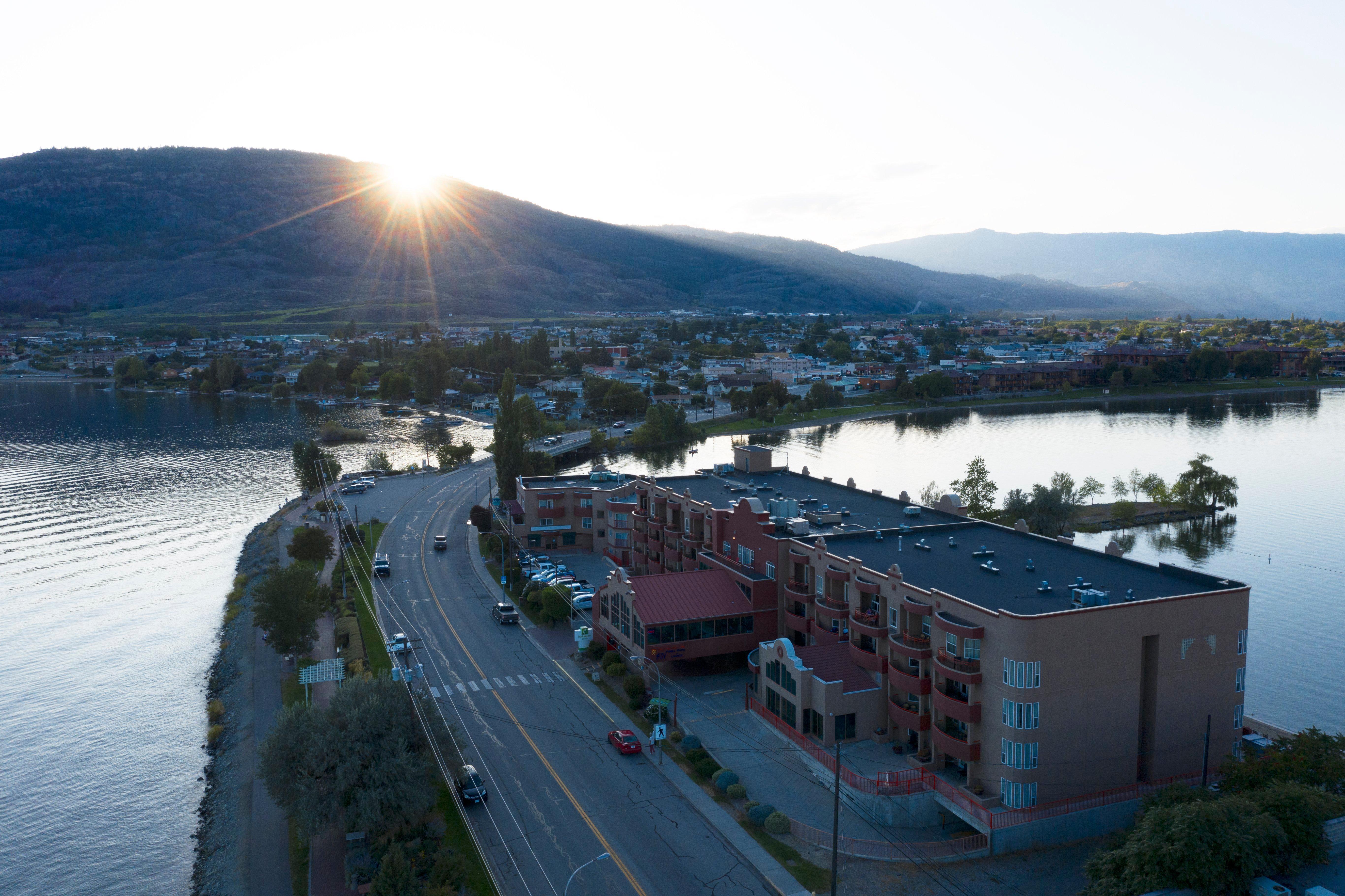 Holiday Inn Hotel & Suites Osoyoos By Ihg Екстериор снимка