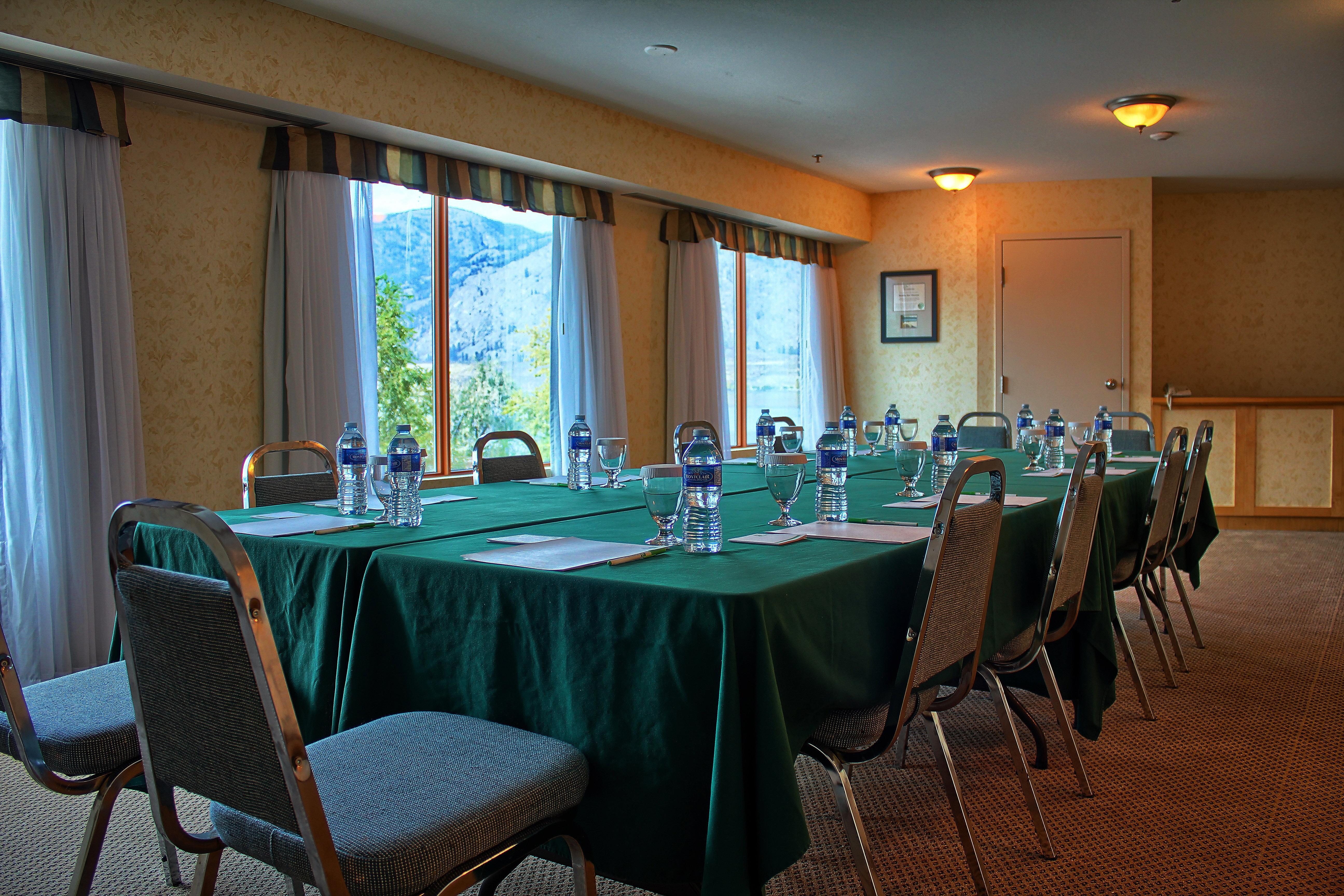 Holiday Inn Hotel & Suites Osoyoos By Ihg Екстериор снимка
